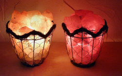 SALZKRISTALLLAMPE IM METALLKORB